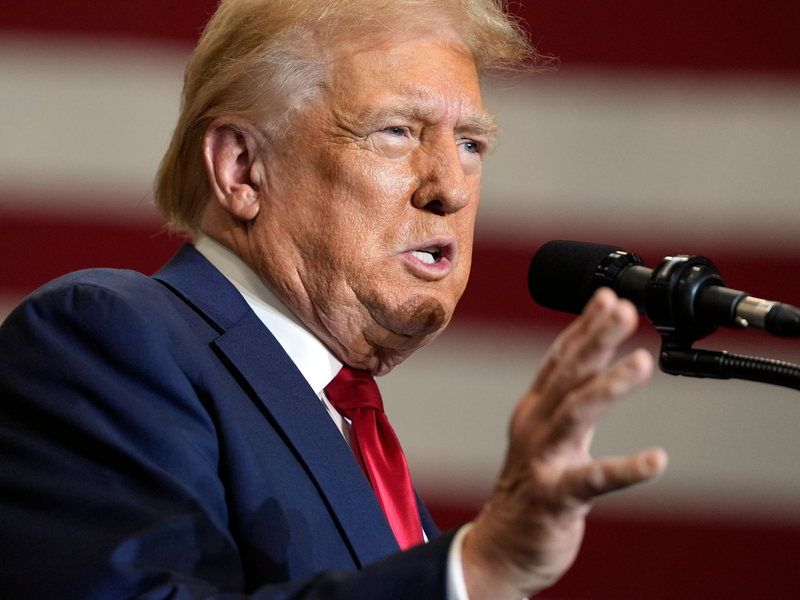 Trump findet bei einer Wahlkampfrede harte Worte. - Foto: Evan Vucci/AP