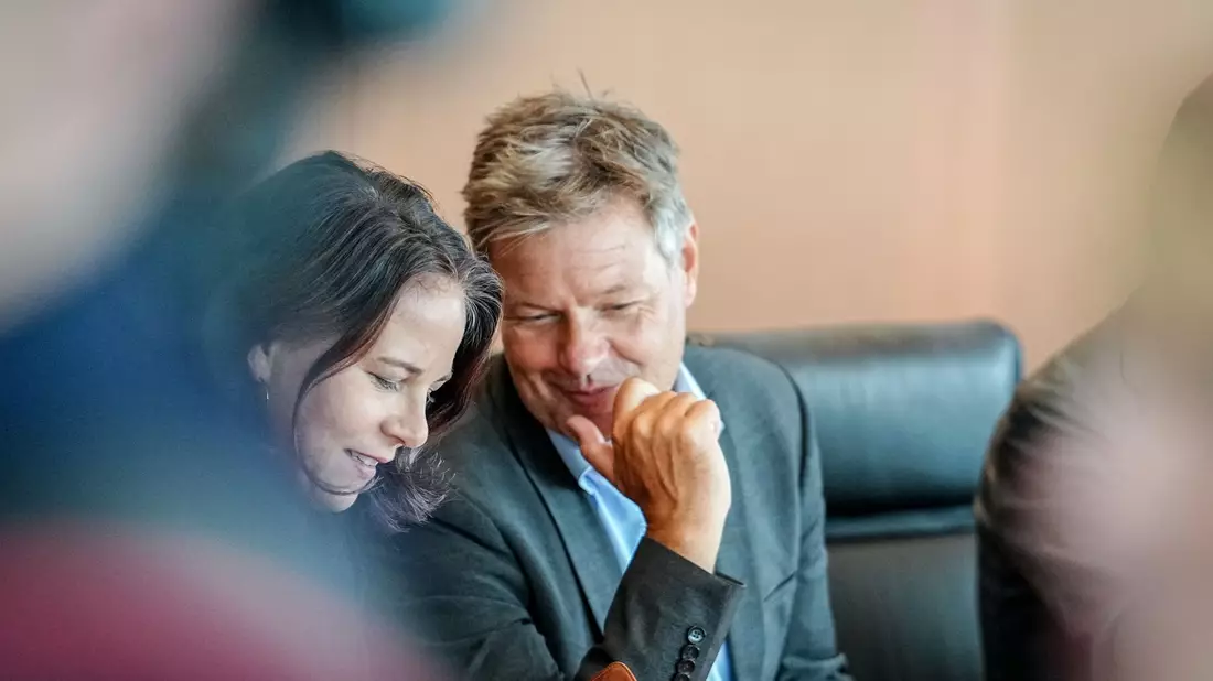 Annalena Baerbock hält Robert Habeck für den richtigen Kandidaten für 2025 (Archivbild). - Bild: Kay Nietfeld/dpa