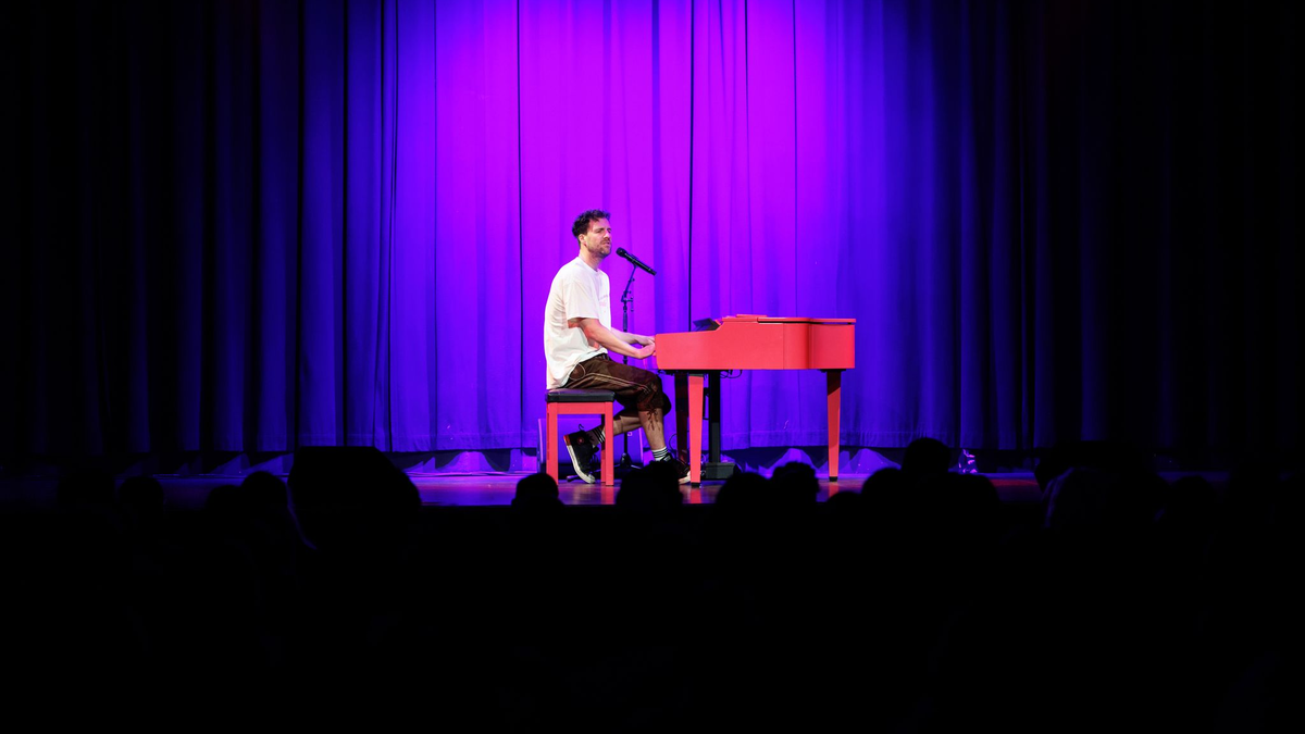 Mockridge steht zum ersten Mal seit dem Skandal um Behindertenwitze auf einer deutschen Bühne - Foto: Matthias Balk/dpa