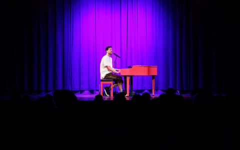 Mockridge steht zum ersten Mal seit dem Skandal um Behindertenwitze auf einer deutschen Bühne - Foto: Matthias Balk/dpa Mockridge steht zum ersten Mal seit dem Skandal um Behindertenwitze auf einer deutschen Bühne - Foto: Matthias Balk/dpa