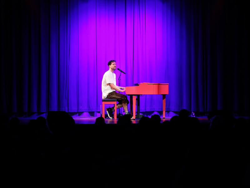 Mockridge steht zum ersten Mal seit dem Skandal um Behindertenwitze auf einer deutschen Bühne - Foto: Matthias Balk/dpa