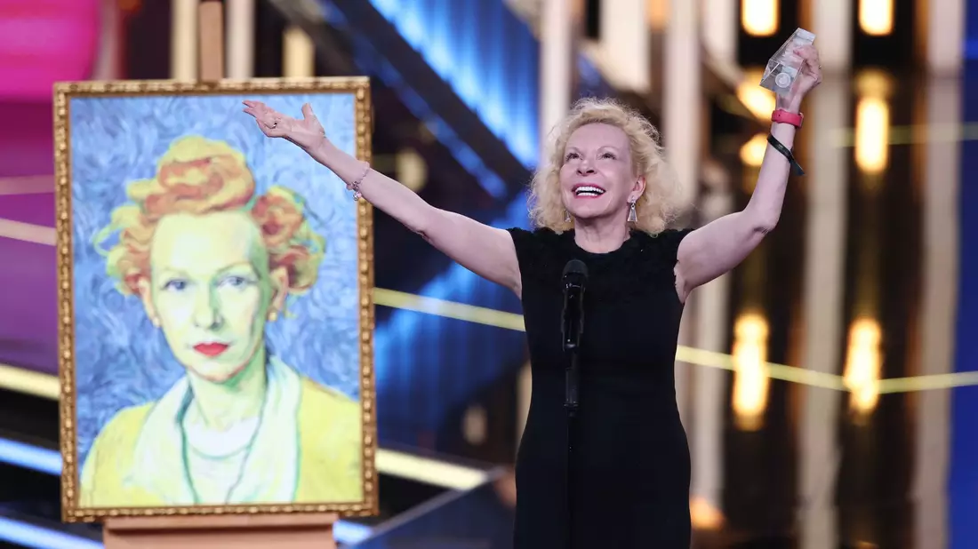 Sunnyi Melles jubelt - ihr wurde der Deutsche Fernsehpreis zuerkannt. - Bild: Rolf Vennenbernd/dpa