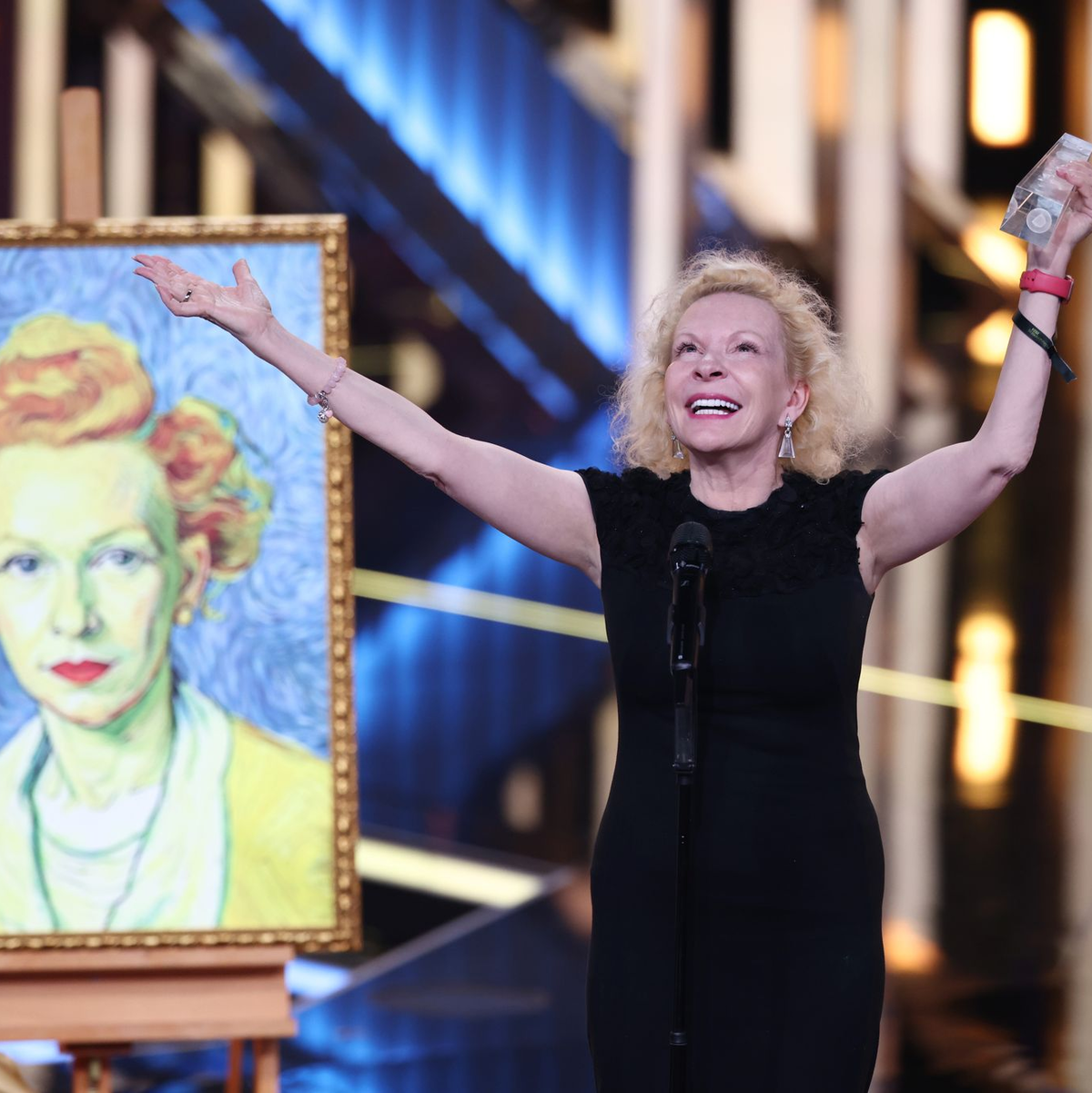 Sunnyi Melles jubelt - ihr wurde der Deutsche Fernsehpreis zuerkannt. - Foto: Rolf Vennenbernd/dpa