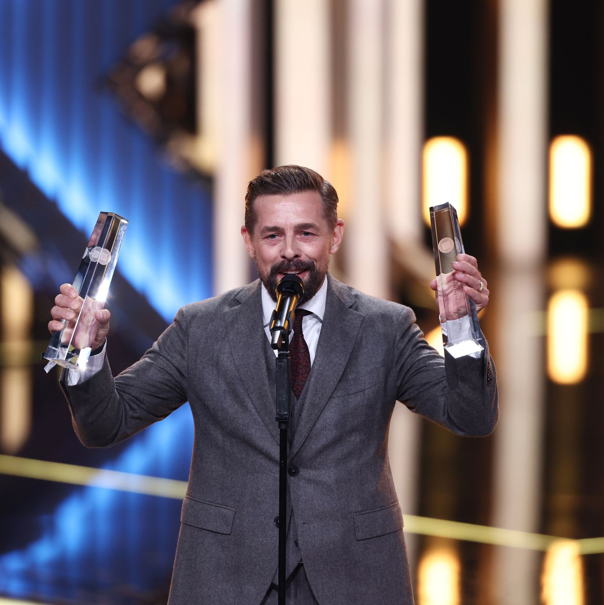 Klaas Heufer-Umlauf nimmt den Preis auch für seinen Kollegen Joko Winterscheidt entgegen. - Foto: Rolf Vennenbernd/dpa