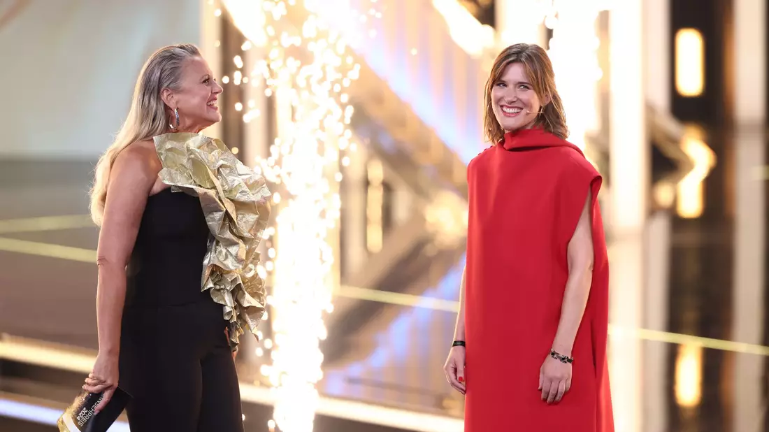 Sophie von der Tann (r) erhielt den Förderpreis für ihre Berichterstattung über den Israel-Gaza-Krieg (ARD). - Bild: Rolf Vennenbernd/dpa