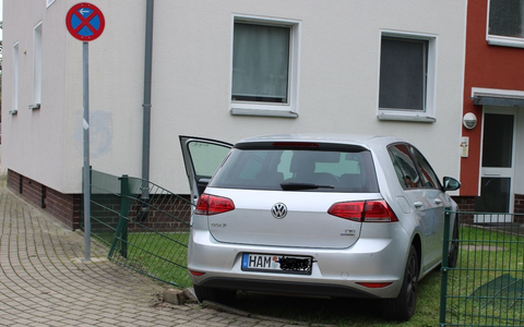 POL-HAM: VW Golf weicht Radfahrer auf dem Großen Sandweg aus, Zaunanlage beschädigt, 4.000 Euro Sachschaden - Foto: presseportal.de