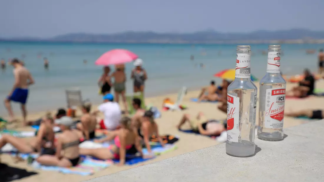 Am Ballermann wird es am Strand nicht nur wegen der steigenden Besucherzahlen immer enger. (Archivbild) - Bild: Clara Margais/dpa