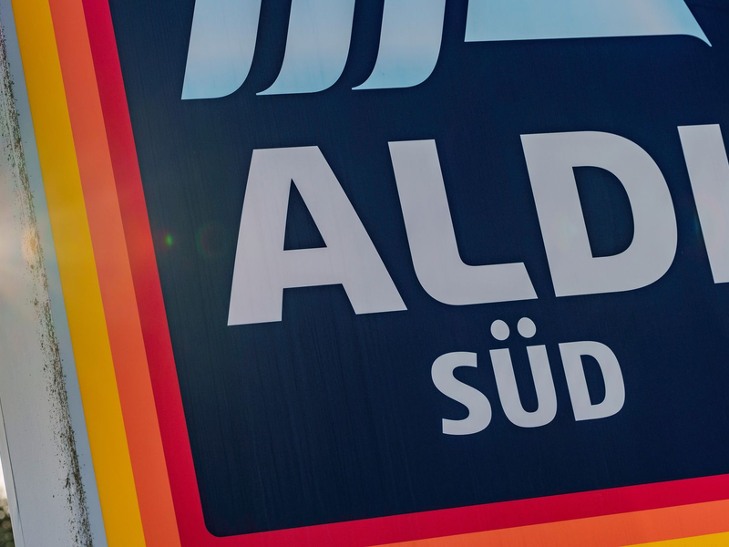 Aldi Süd will kein Eigenmarken-Fleisch mehr aus Haltungsform 1 verkaufen. - Foto: Andreas Arnold/dpa