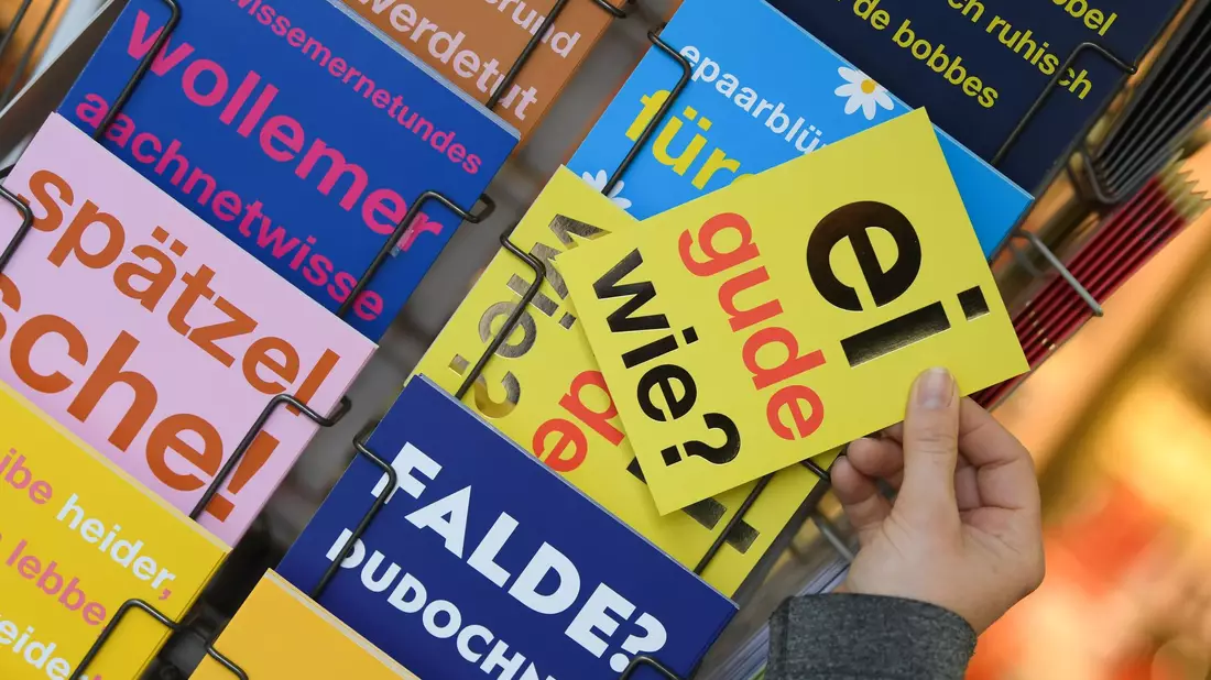«Ei gude wie?»: Laut einer Umfrage sind immer weniger Menschen ihren eigenen Angaben zufolge solcher Sprachperlen nicht mehr mächtig. - Bild: Arne Dedert/dpa