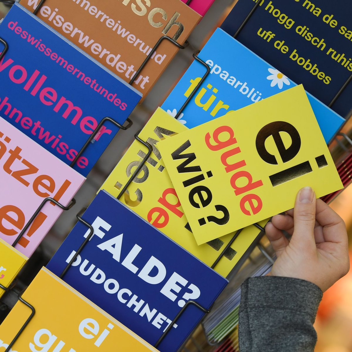 «Ei gude wie?»: Laut einer Umfrage sind immer weniger Menschen ihren eigenen Angaben zufolge solcher Sprachperlen nicht mehr mächtig. - Foto: Arne Dedert/dpa