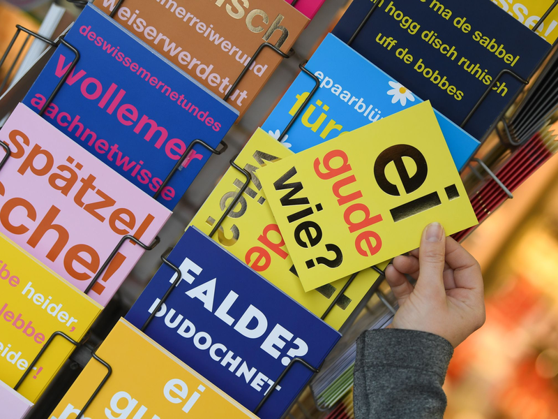 «Ei gude wie?»: Laut einer Umfrage sind immer weniger Menschen ihren eigenen Angaben zufolge solcher Sprachperlen nicht mehr mächtig. - Foto: Arne Dedert/dpa