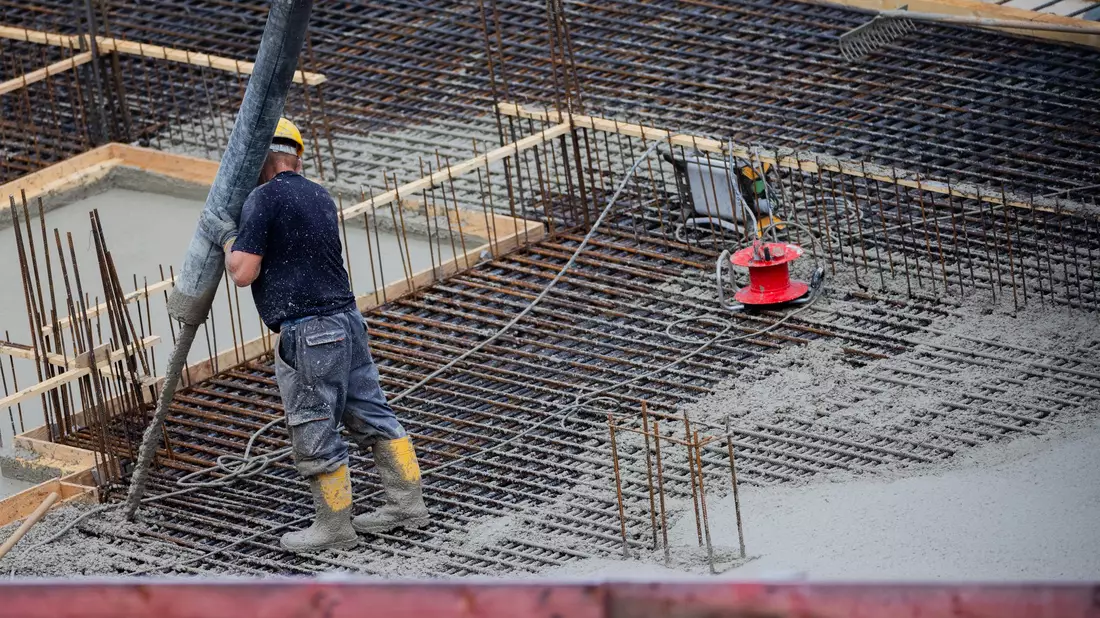 Die Baubranche ist besonders betroffen vom Abschwung.  - Bild: Rolf Vennenbernd/dpa