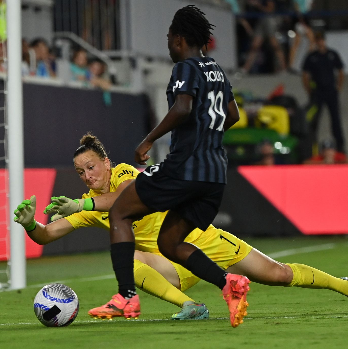 Zum zweiten Mal in ihrer Karriere steht Almuth Schult (links) bei einem Team aus der NWSL unter Vertrag.  - Foto: Peter Aiken/Imagn Images/dpa