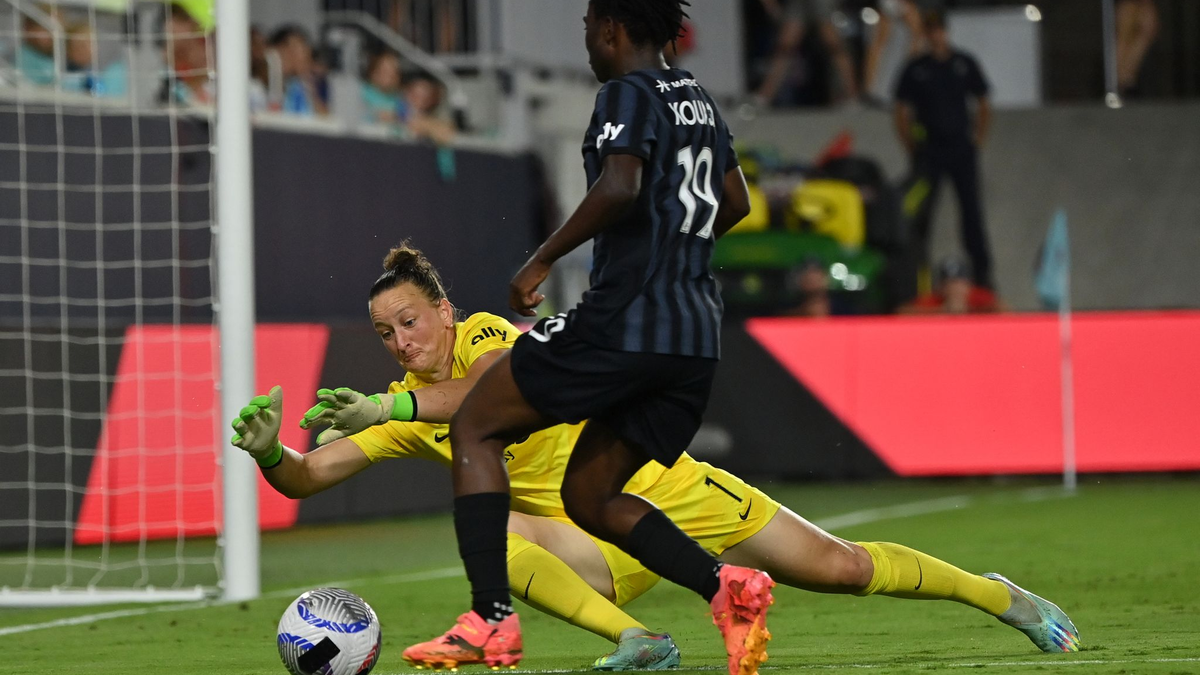 Torhüterin Almuth Schult (l) spielt zum zweiten Mal in ihrer Karriere in der NWSL. - Foto: Peter Aiken/Imagn Images/dpa