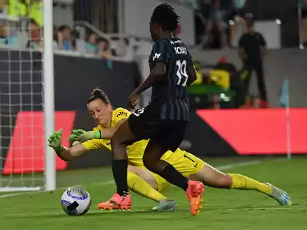 Zum zweiten Mal in ihrer Karriere steht Almuth Schult (links) bei einem Team aus der NWSL unter Vertrag.  - Foto: Peter Aiken/Imagn Images/dpa