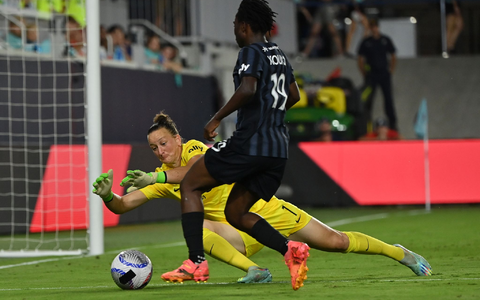 Zum zweiten Mal in ihrer Karriere steht Almuth Schult (links) bei einem Team aus der NWSL unter Vertrag. - Foto: Peter Aiken/Imagn Images/dpa Zum zweiten Mal in ihrer Karriere steht Almuth Schult (links) bei einem Team aus der NWSL unter Vertrag. - Foto: Peter Aiken/Imagn Images/dpa