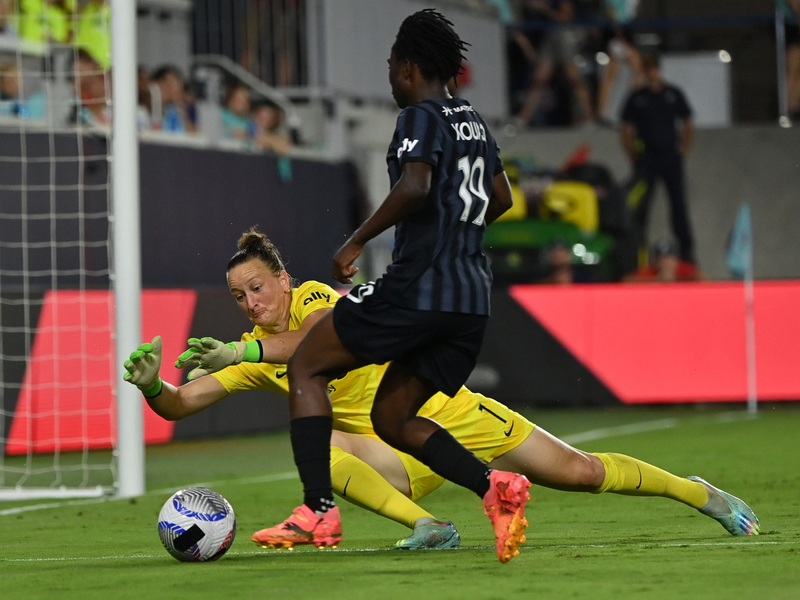 Torhüterin Almuth Schult (l) spielt zum zweiten Mal in ihrer Karriere in der NWSL. - Foto: Peter Aiken/Imagn Images/dpa