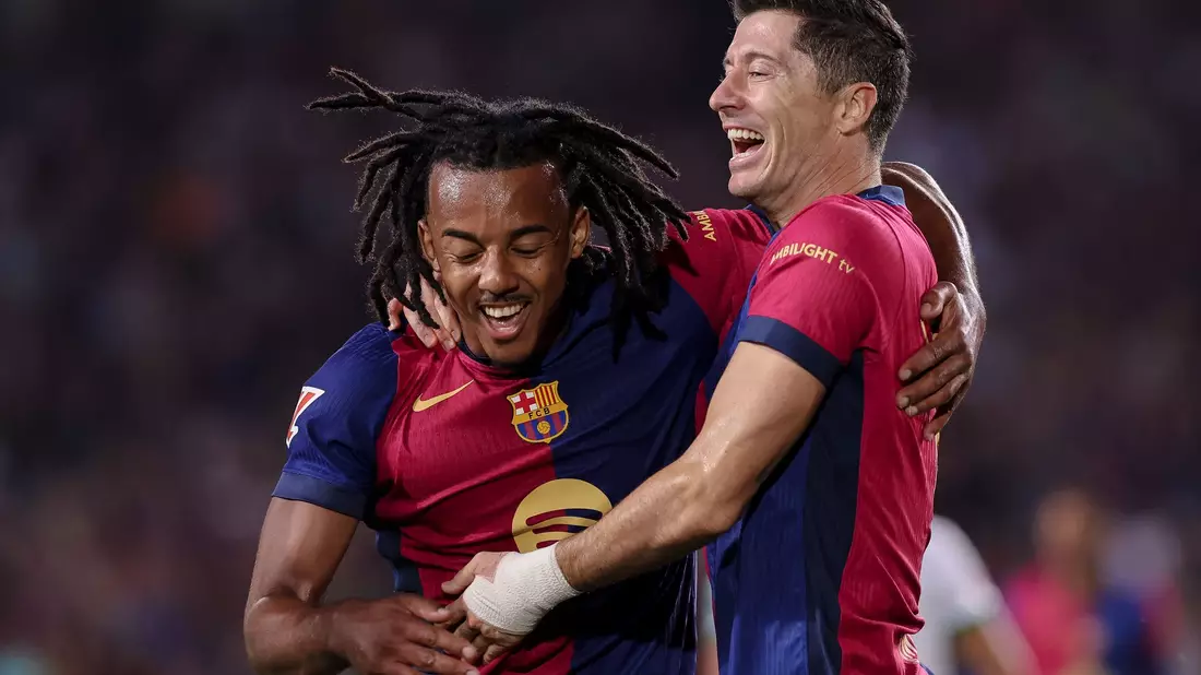 Jubel über das 6.500. Ligator in der Geschichte des FC Barcelona: Torschütze Robert Lewandowski (r) feiert mit Jules Kounde. - Bild: Gerard Franco/DAX via ZUMA Press Wire/dpa