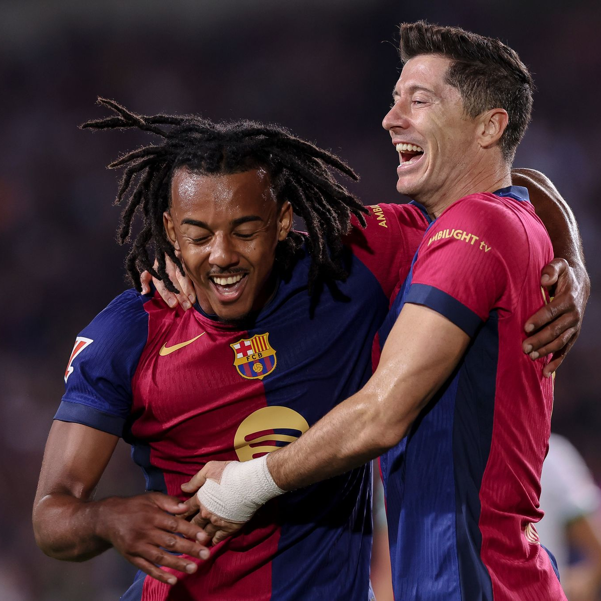 Jubel über das 6.500. Ligator in der Geschichte des FC Barcelona: Torschütze Robert Lewandowski (r) feiert mit Jules Kounde. - Foto: Gerard Franco/DAX via ZUMA Press Wire/dpa