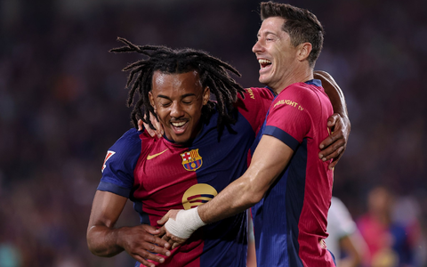 Jubel über das 6.500. Ligator in der Geschichte des FC Barcelona: Torschütze Robert Lewandowski (r) feiert mit Jules Kounde. - Foto: Gerard Franco/DAX via ZUMA Press Wire/dpa