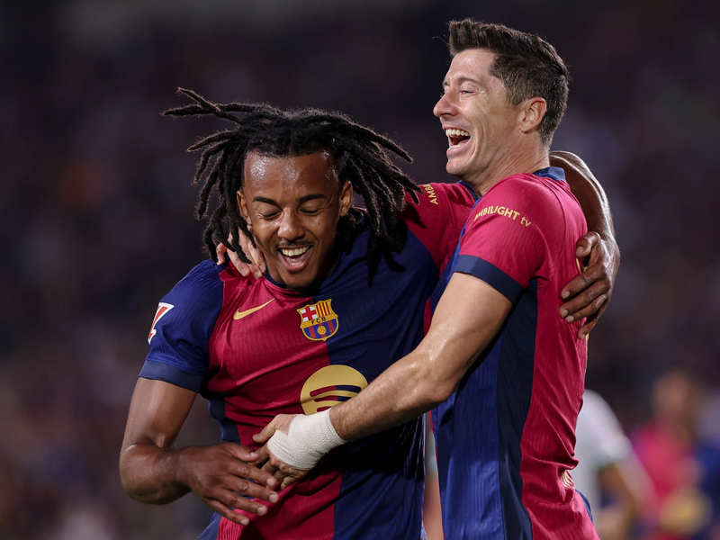 Jubel über das 6.500. Ligator in der Geschichte des FC Barcelona: Torschütze Robert Lewandowski (r) feiert mit Jules Kounde. - Foto: Gerard Franco/DAX via ZUMA Press Wire/dpa