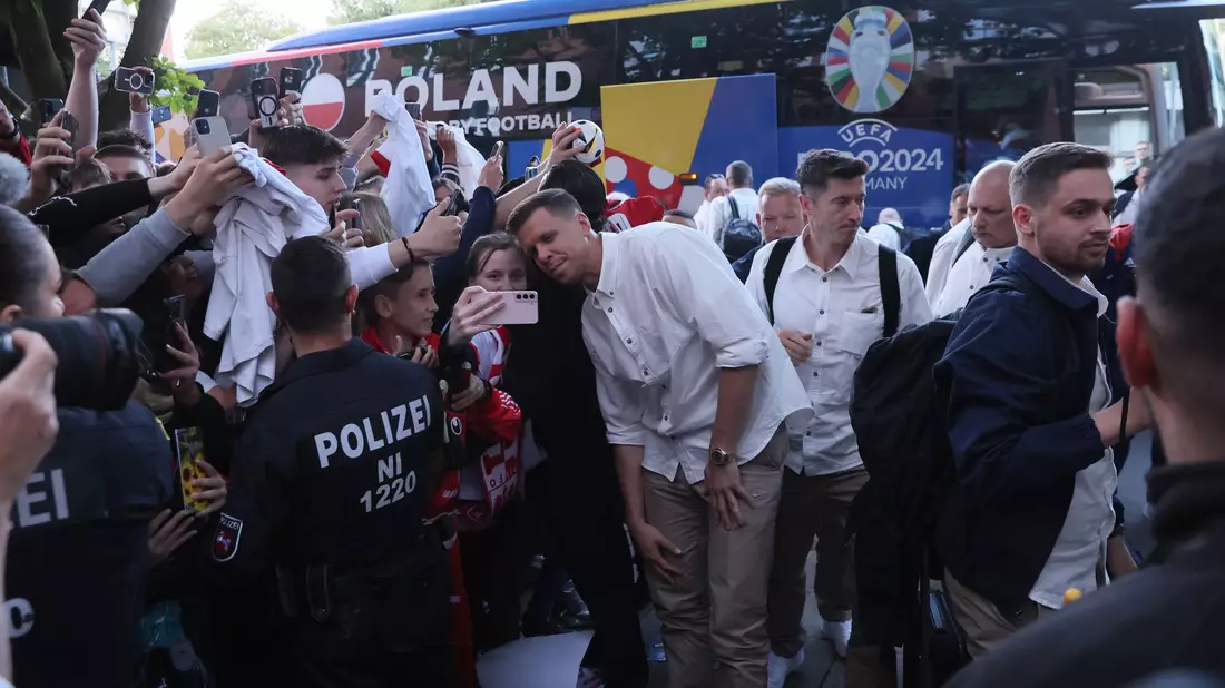 Bald wieder beim FC Barcelona vereint? Die langjährigen polnischen Nationalspieler Robert Lewandowski (M) und Wojciech Szczesny - hier bei der EM in Deutschland. - Bild: Leszek Szymanski/PAP/dpa