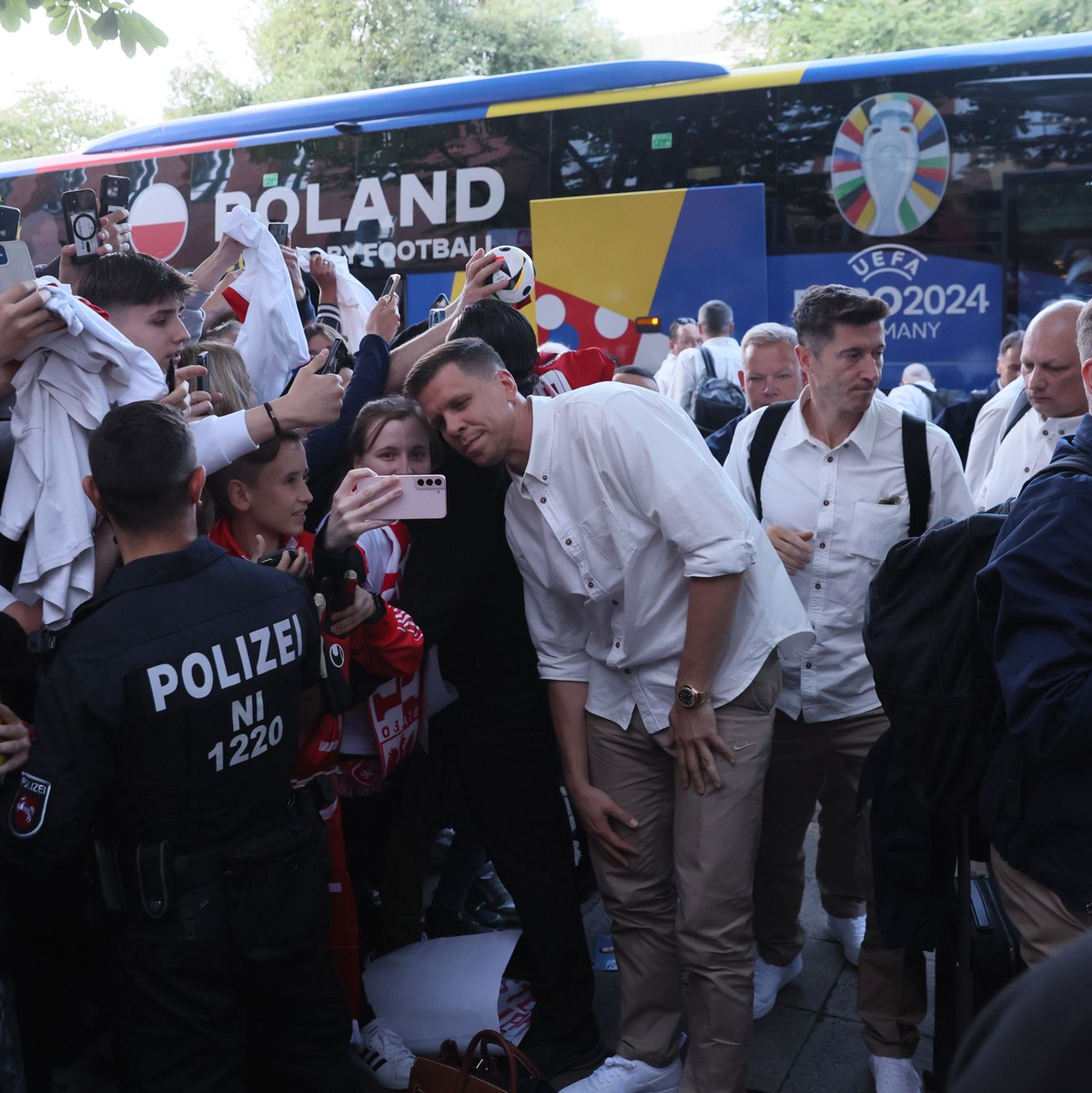 Bald wieder beim FC Barcelona vereint? Die langjährigen polnischen Nationalspieler Robert Lewandowski (M) und Wojciech Szczesny - hier bei der EM in Deutschland. - Foto: Leszek Szymanski/PAP/dpa