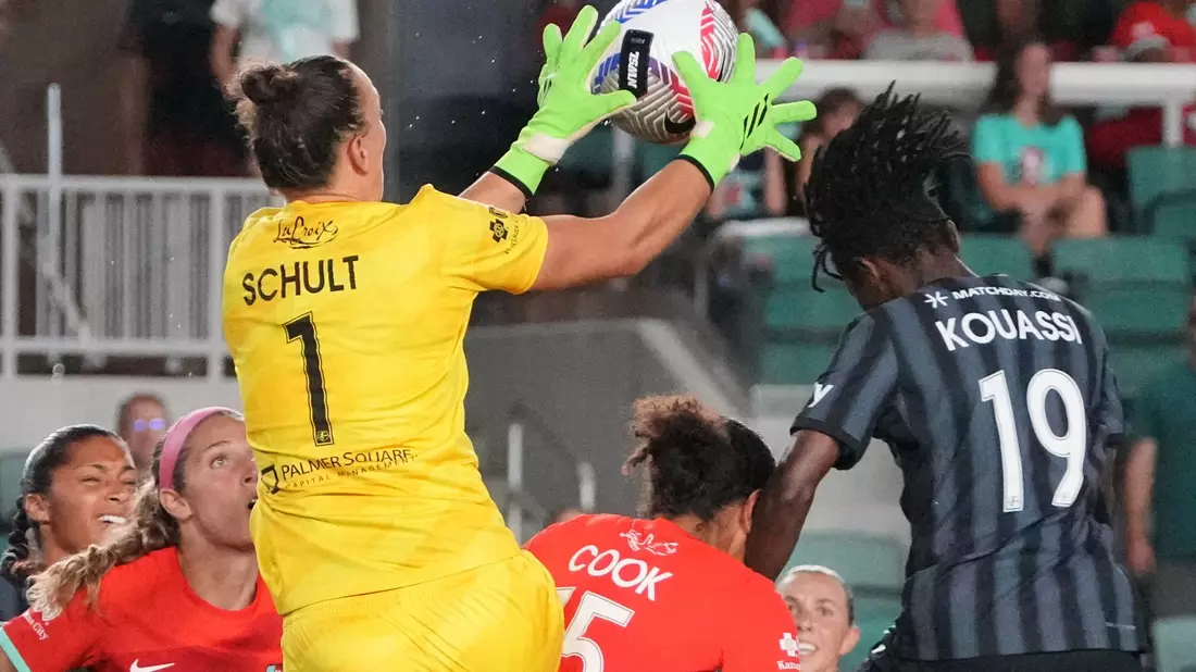 Almuth Schult ist inzwischen Stammkraft bei Kansas City Current und hat auch mit der Nationalmannschaft nicht abgeschlossen. - Bild: Denny Medley/Imagn Images/dpa