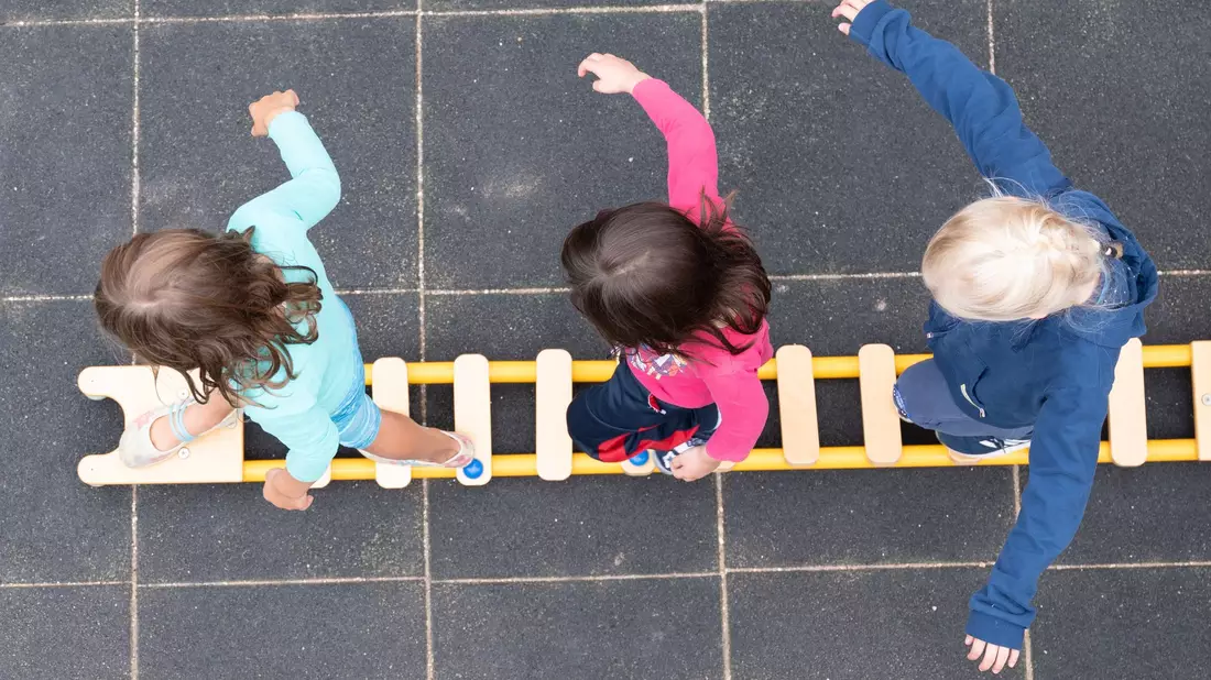 Die Zahl der Kinder unter drei Jahren in Kindertagesbetreuung ist zum 1. März 2024 im Vorjahresvergleich um rund 8.400 auf insgesamt 848.200 Kinder gesunken (Symbolbild).  - Bild: Sebastian Kahnert/dpa-Zentralbild/dpa
