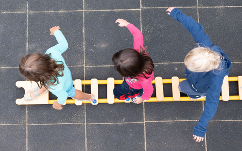 Die Zahl der Kinder unter drei Jahren in Kindertagesbetreuung ist zum 1. März 2024 im Vorjahresvergleich um rund 8.400 auf insgesamt 848.200 Kinder gesunken (Symbolbild).  - Foto: Sebastian Kahnert/dpa-Zentralbild/dpa