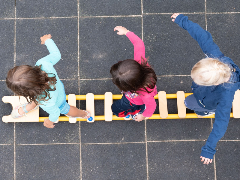 Die Zahl der Kinder unter drei Jahren in Kindertagesbetreuung ist zum 1. März 2024 im Vorjahresvergleich um rund 8.400 auf insgesamt 848.200 Kinder gesunken (Symbolbild).  - Foto: Sebastian Kahnert/dpa-Zentralbild/dpa