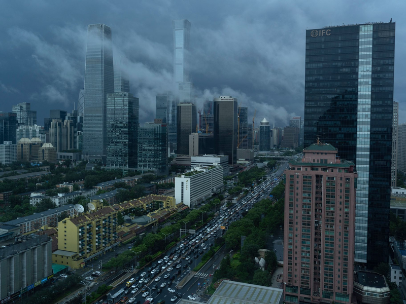 Chinas Politbüro will am Wachstumsziel für dieses Jahr festhalten. (Archivbild)   - Foto: Ng Han Guan/AP/dpa
