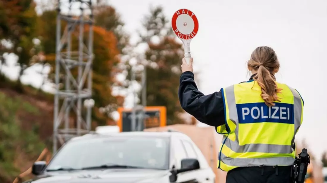 BPOL NRW: Bundespolizei vereitelt Schleusung durch eingeleitete Grenzkontrollen und weist drei Personen nach Belgien zurück - Bild: presseportal.de
