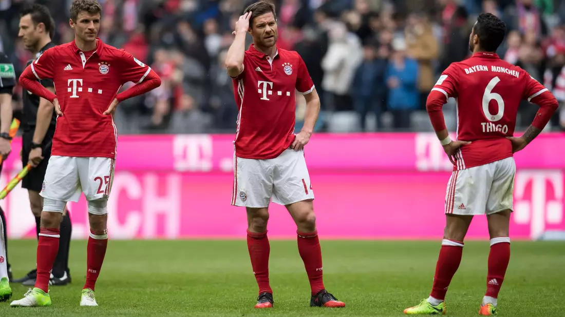 Bayer-Trainer Xabi Alonso trifft mit seinem Team auf den AC Mailand. - Bild: Sven Hoppe/dpa