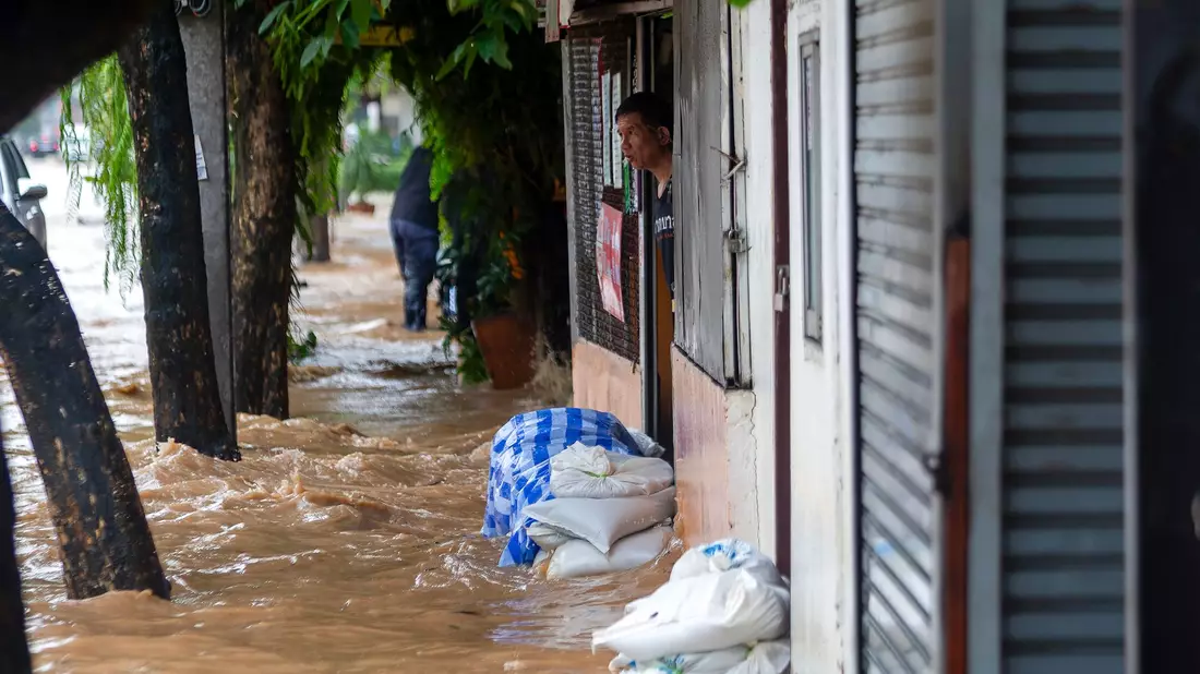 Der Ping River hat derzeit einen Höchststand und ist über die Ufer getreten. - Bild: Pongmanat Tasiri/SOPA Images via ZUMA Press Wire/dpa