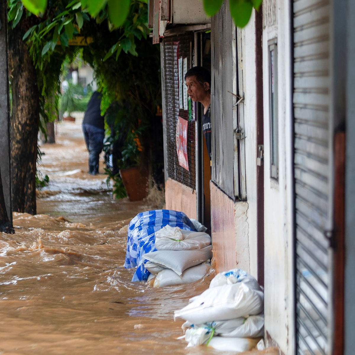 Der Ping River hat derzeit einen Höchststand und ist über die Ufer getreten. - Foto: Pongmanat Tasiri/SOPA Images via ZUMA Press Wire/dpa