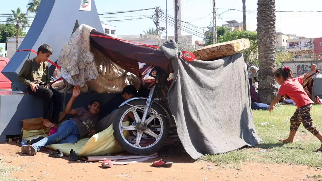 Krieg im Libanon: Zehntausende Vertriebene sind auf Unterstützung angewiesen / Die Johanniter unterstützen die Betroffenen mit Nahrungsmitteln, Schlafsäcken, Bargeld und psychosozialer Hilfe - Bild: presseportal.de