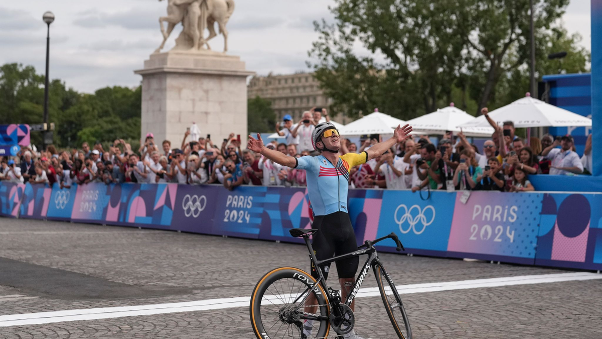 Der belgische Doppel-Olympiasieger Remco Evenepoel hat die Operation nach seinem Trainingsunfall gut überstanden. - Foto: Thibault Camus/AP/dpa