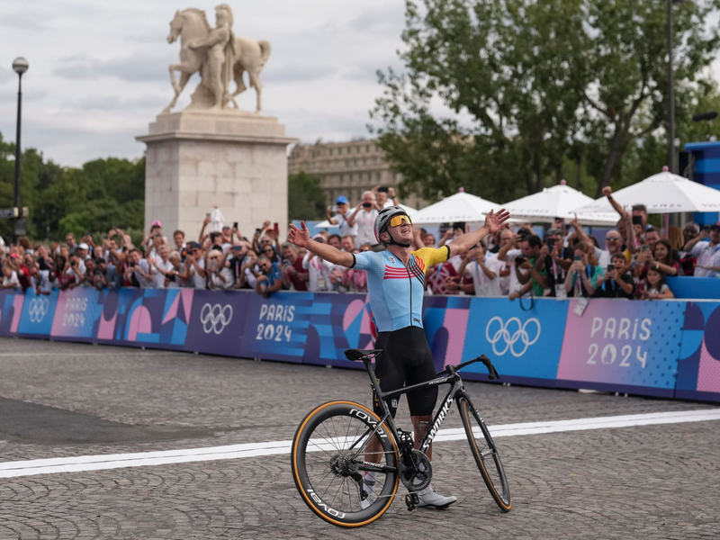 Der belgische Doppel-Olympiasieger Remco Evenepoel hat die Operation nach seinem Trainingsunfall gut überstanden. - Foto: Thibault Camus/AP/dpa