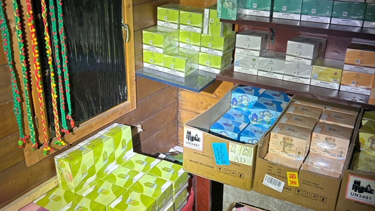 HZA-DO: Zoll stellt über 7.000 Einweg-E-Zigaretten in Gartenhütte sicher / Steuerschaden liegt bei über 28.000 Euro - Foto: presseportal.de