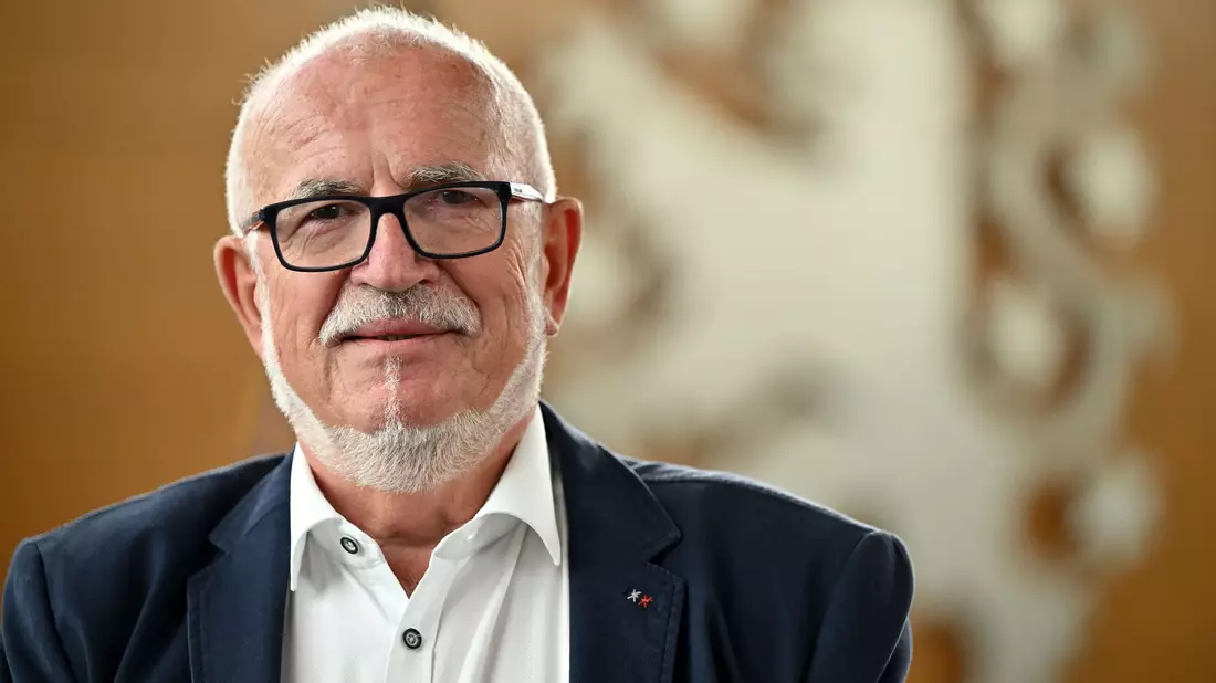 Jürgen Treutler (AfD) leitet als Alterspräsident die konstituierende Sitzung des Landtags. - Bild: Martin Schutt/dpa