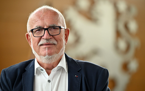 Jürgen Treutler (AfD) leitet als Alterspräsident die konstituierende Sitzung des Landtags. - Foto: Martin Schutt/dpa