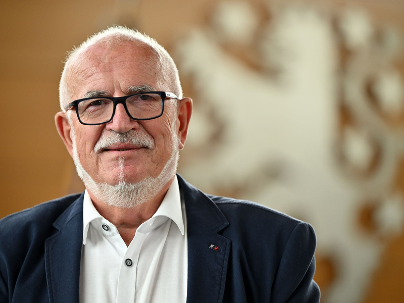 Jürgen Treutler (AfD) leitet als Alterspräsident die konstituierende Sitzung des Landtags. - Foto: Martin Schutt/dpa