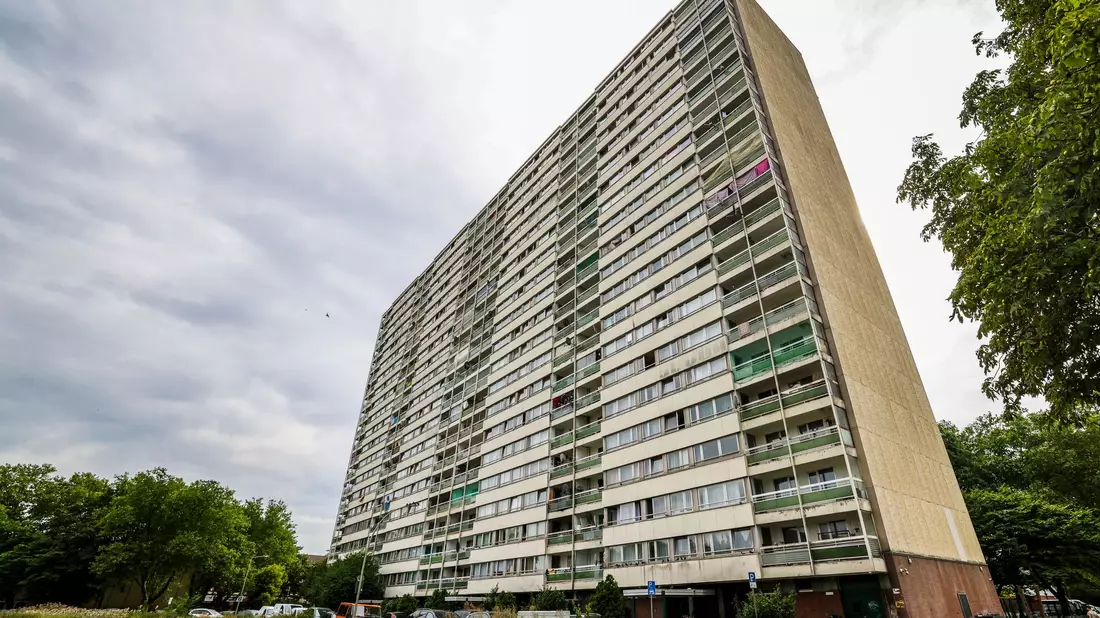 An diesem Hochhaus hat der Dienstleister DHL monatelang keine Pakete zugestellt. (Archivbild) - Bild: Christoph Reichwein/dpa