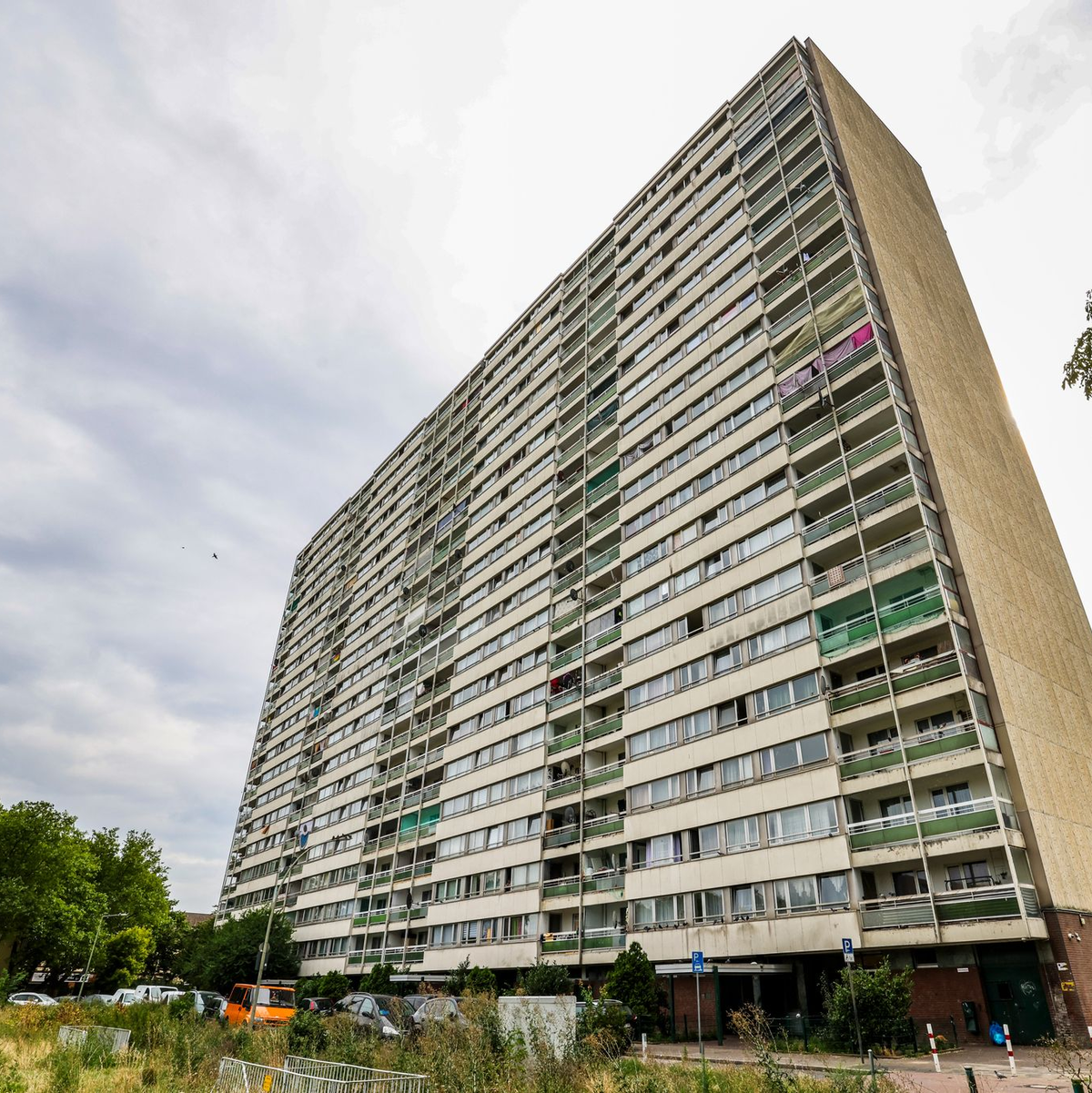 An diesem Hochhaus hat der Dienstleister DHL monatelang keine Pakete zugestellt. (Archivbild) - Foto: Christoph Reichwein/dpa