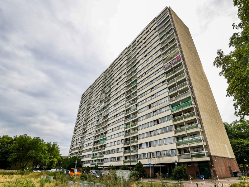 An diesem Hochhaus hat der Dienstleister DHL monatelang keine Pakete zugestellt. (Archivbild) - Foto: Christoph Reichwein/dpa