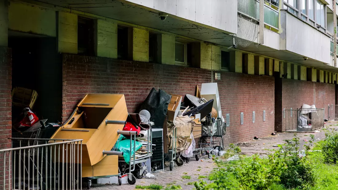 Auf der Rückseite eines Hochhauses an der Ottostraße ist von Hausmeistern eingesammelter Sperrmüll gelagert. (Archivbild) - Bild: Christoph Reichwein/dpa