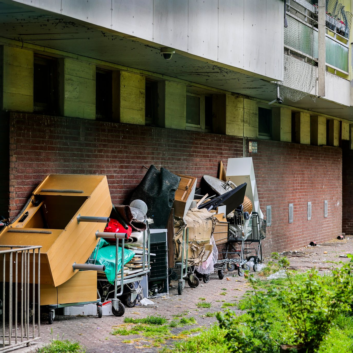 Auf der Rückseite eines Hochhauses an der Ottostraße ist von Hausmeistern eingesammelter Sperrmüll gelagert. (Archivbild) - Foto: Christoph Reichwein/dpa