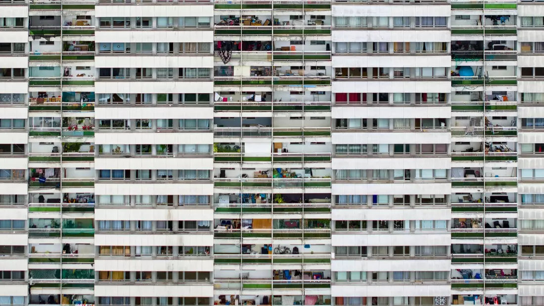 Balkone und Fenster eines Hochhauses an der Duisburger Ottostraße. (Archivbild) - Bild: Christoph Reichwein/dpa