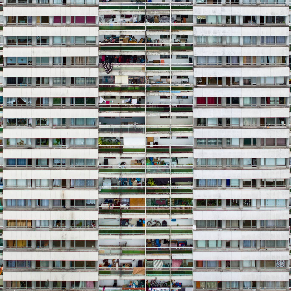 Balkone und Fenster eines Hochhauses an der Duisburger Ottostraße. (Archivbild) - Foto: Christoph Reichwein/dpa